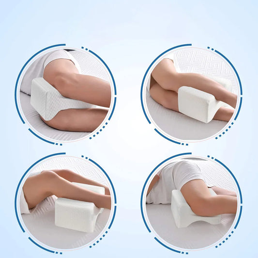Quatre vignettes montrant l’utilisation d’un coussin genoux blanc en mousse placé entre les jambes pour différentes positions de sommeil latéral.
