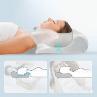 Femme allongée sur un oreiller cervical ergonomique blanc ; rendu semi-transparent montrant le soutien de la nuque et schémas d’alignement correct/incorrect.