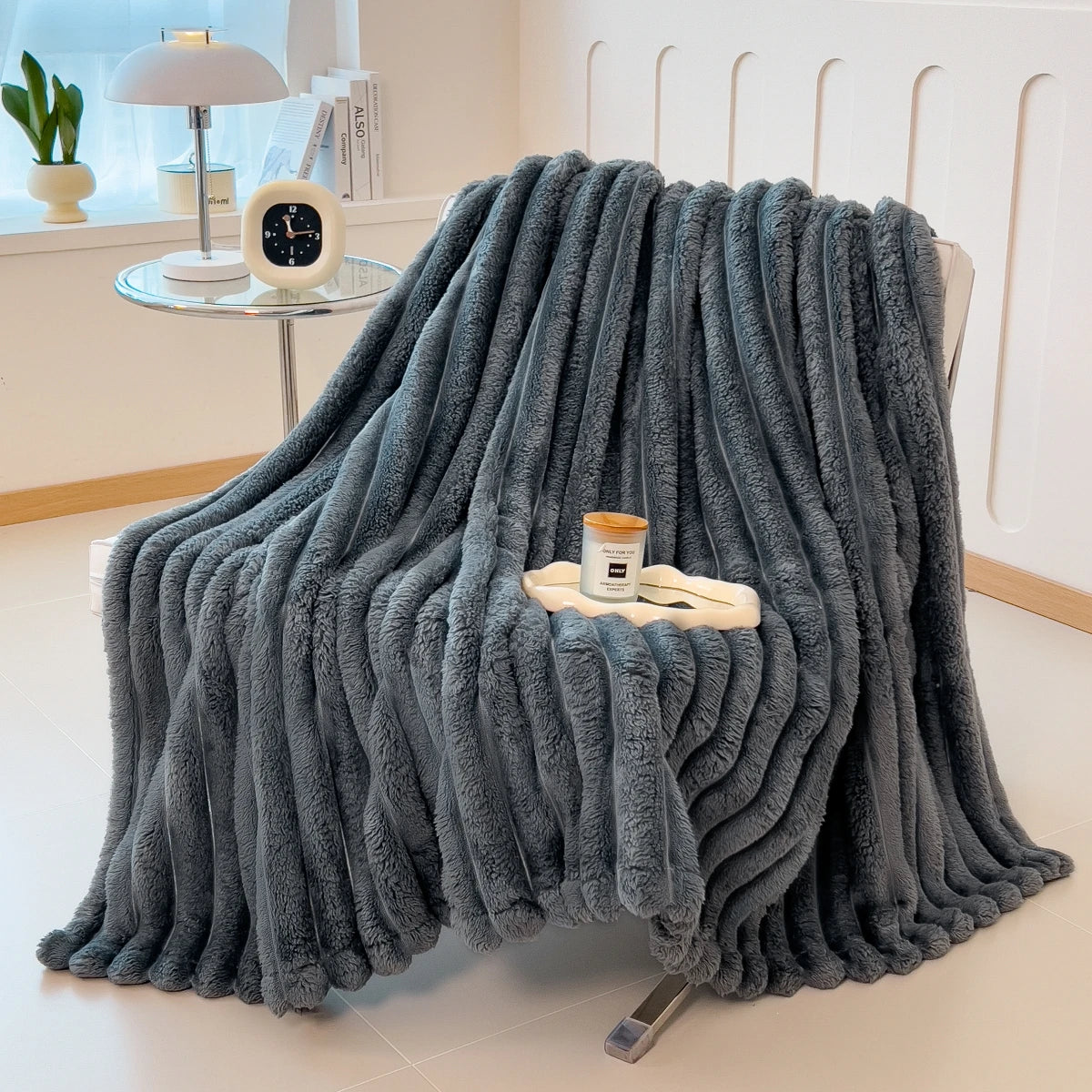 Plaid sherpa ultra-doux gris anthracite 180 × 200 cm — chaleur, texture épaisse et confort parfaits pour canapé, lit ou moments cocooning. Lavable en machine.
